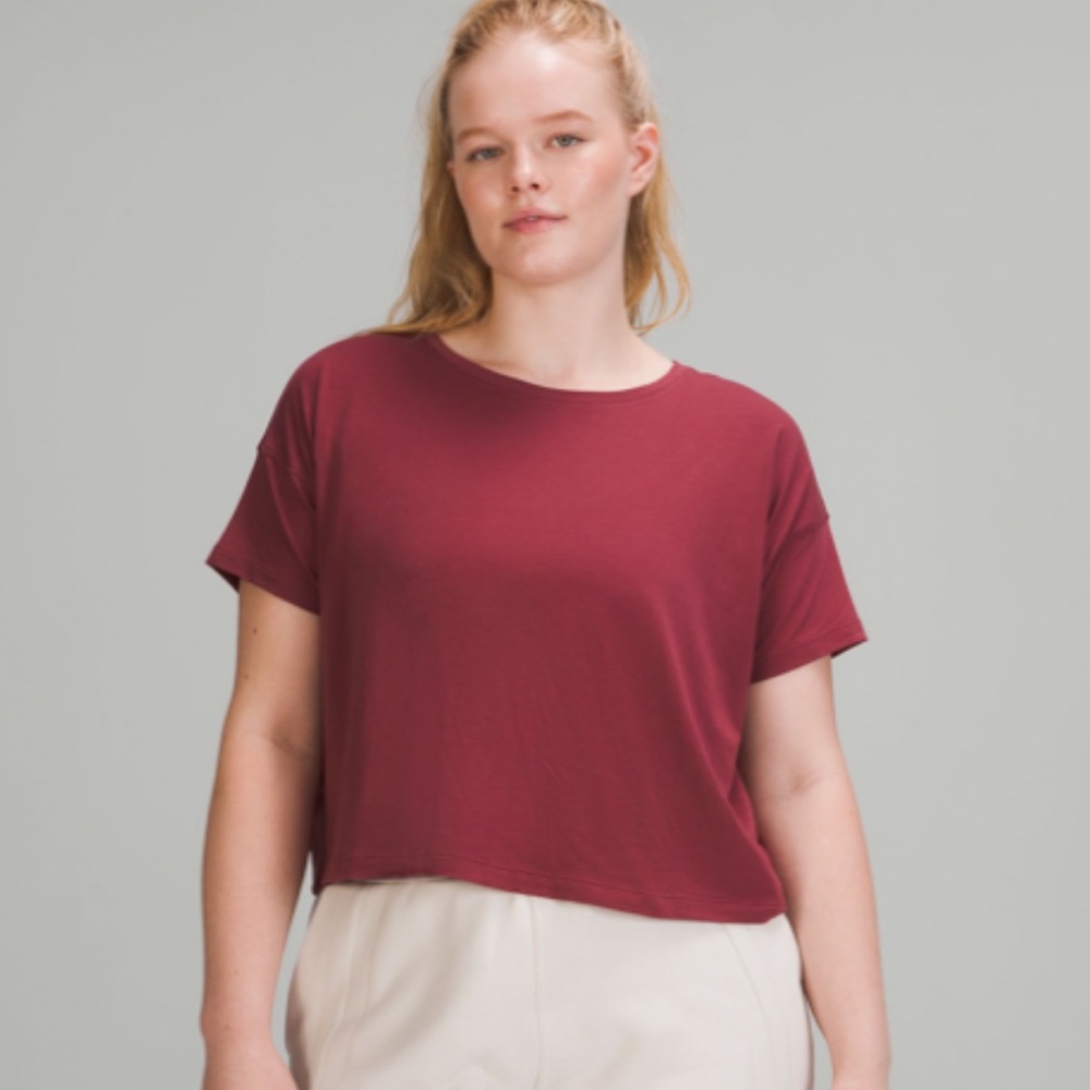 Lululemon CATES T-SHIRT
Mulled Wine
Size: 10